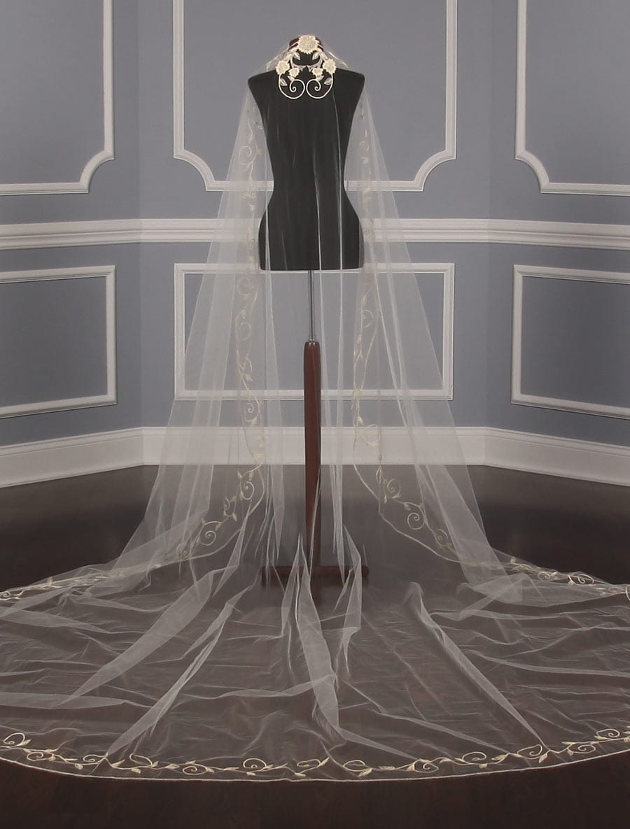St.-Pucchi-M1362-Bridal-Veils