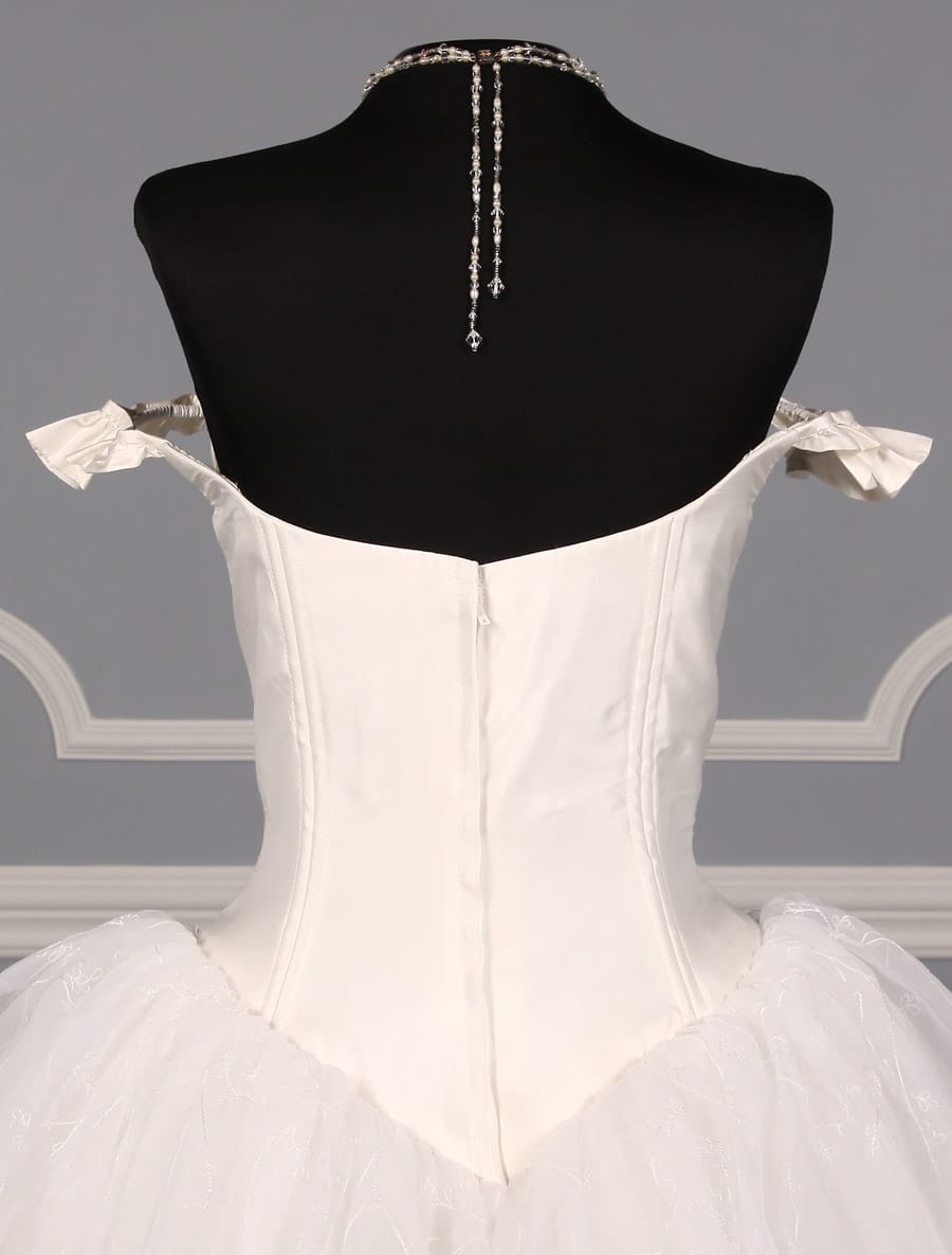 St. Pucchi Valentina Z114 Wedding Dress Back Bodice