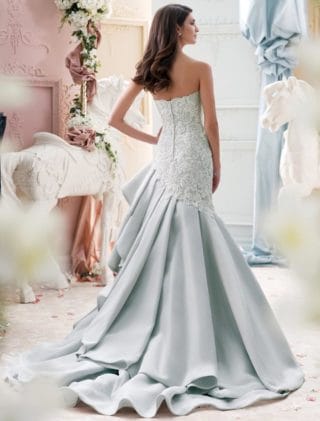 This David Tutera 115230 wedding dress is Brand New and has its David Tutera hang tag attached! The gown is made from beautiful embellished lace and organza. This lace wedding dress is strapless with a sweetheart neckline, a fit and flare silhouette and a chapel train. You will look amazing as you walk down the aisle in this gorgeous David Tutera wedding gown!