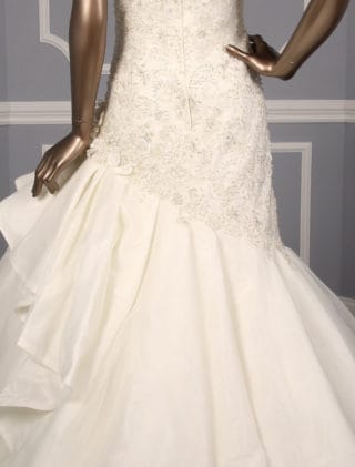 This David Tutera 115230 wedding dress is Brand New and has its David Tutera hang tag attached! The gown is made from beautiful embellished lace and organza. This lace wedding dress is strapless with a sweetheart neckline, a fit and flare silhouette and a chapel train. You will look amazing as you walk down the aisle in this gorgeous David Tutera wedding gown!